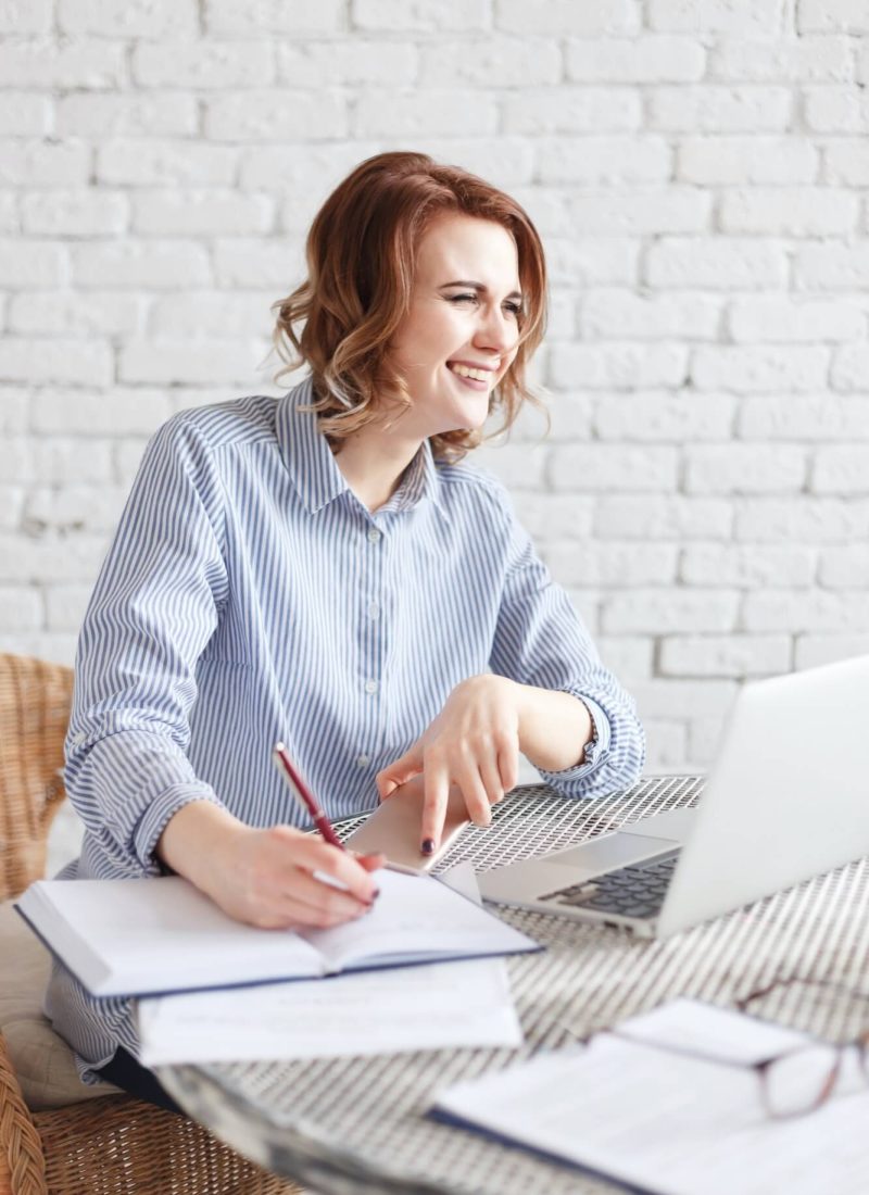 modern-happy-business-woman-in-the-office-1.jpg